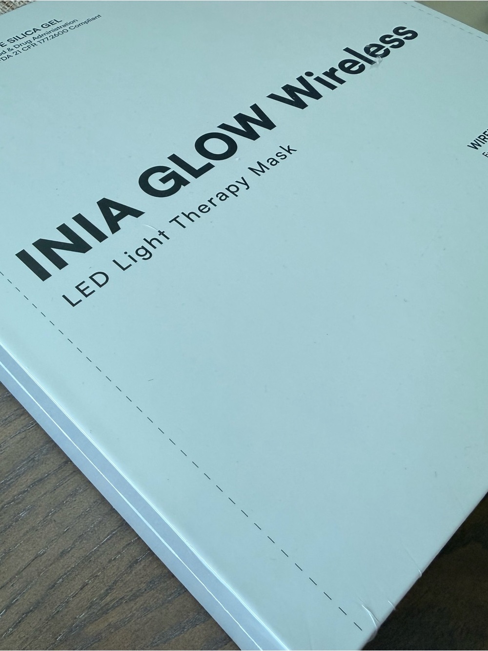 INIA GLOW Wireless LED Light Therapy Mask - White
